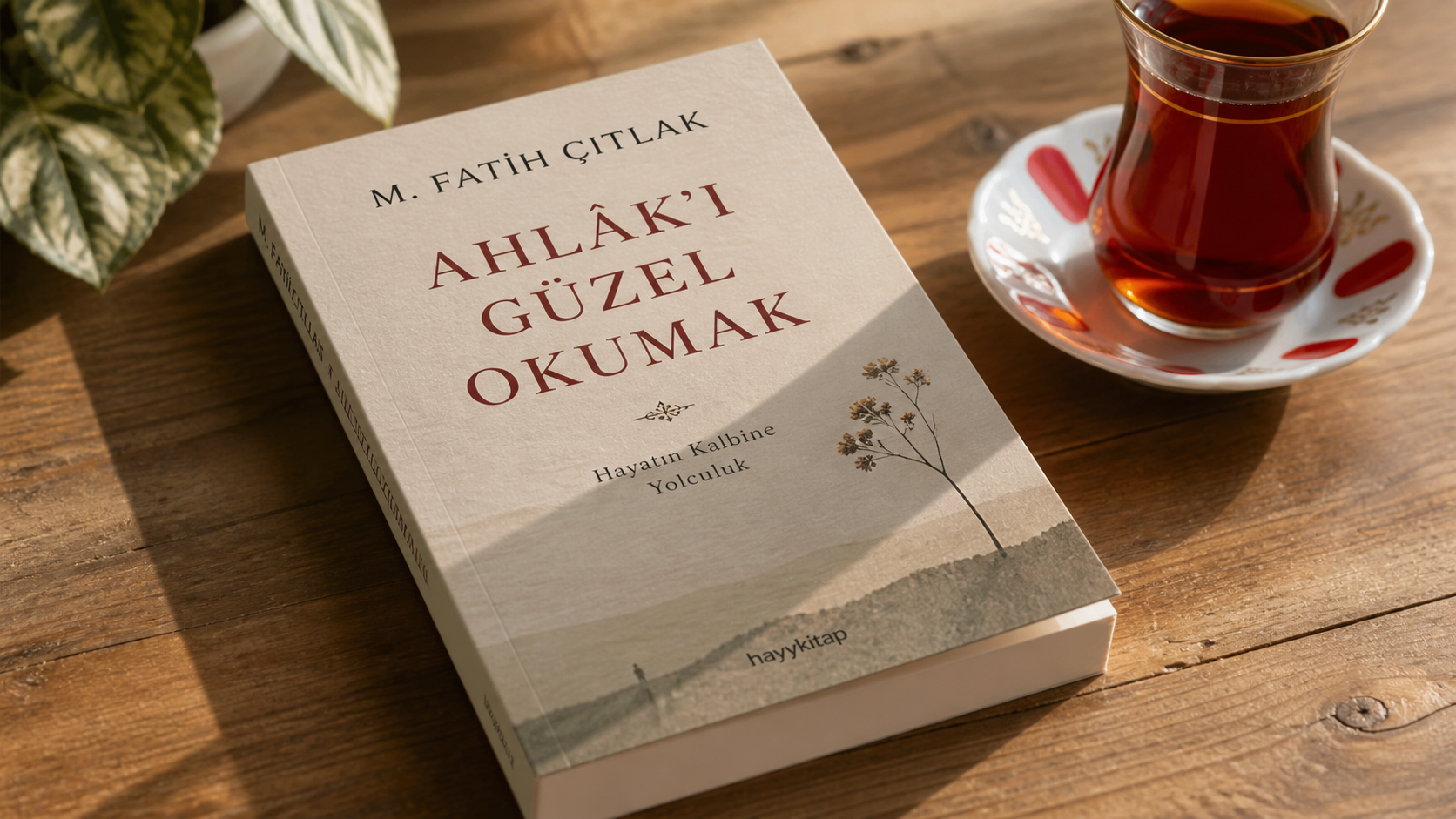 Ben Beni Çok İhmal Ettim kitabı ahşap masa üzerinde, yanında çay bardağı