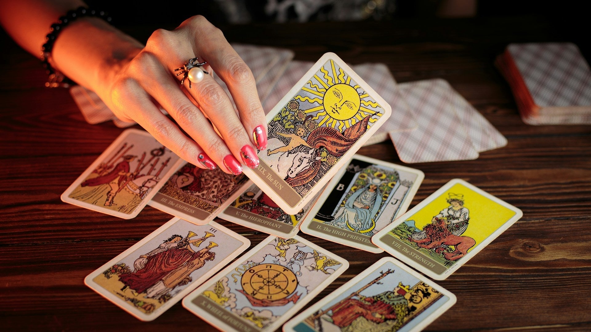 Tarot kartlari isimleri ve anlamlari: Buyuk Arkana ve Kucuk Arkana kartlari masada acilmis sekilde