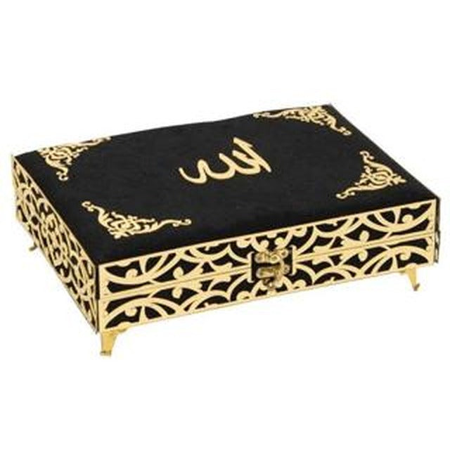 İkra Serisi Kadife Kaplamalı Ahşap Plaket Kut Çanta Boy Bilgisayar Hatlı Arapça Kadife Kuran-ı Kerim + Namaz Başörtüsü + Cam İnci Tesbih + Taşıma Çantası Hediye Seti Siyah (90258) | Furkan Neşriyat (Ciltsiz)