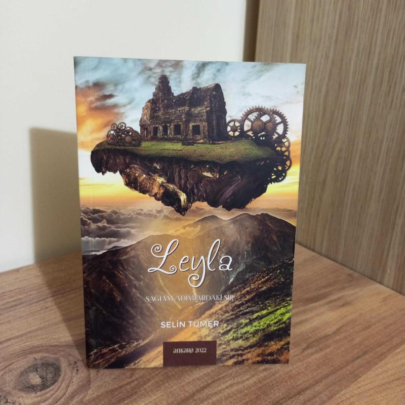 Leyla Sağlam Adımlardaki Sır - Selin Tümer kitap kapağı