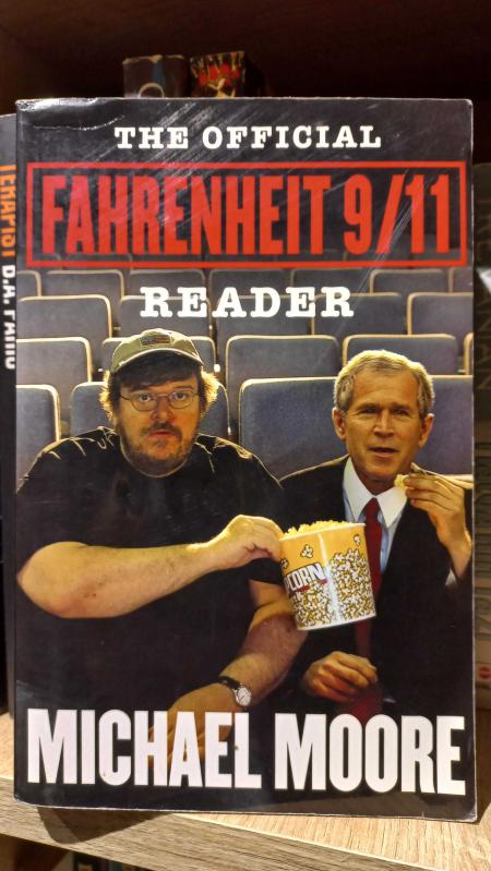 The Official Fahrenheit 9 / 11 Reader - Michael Moore kitap kapağı