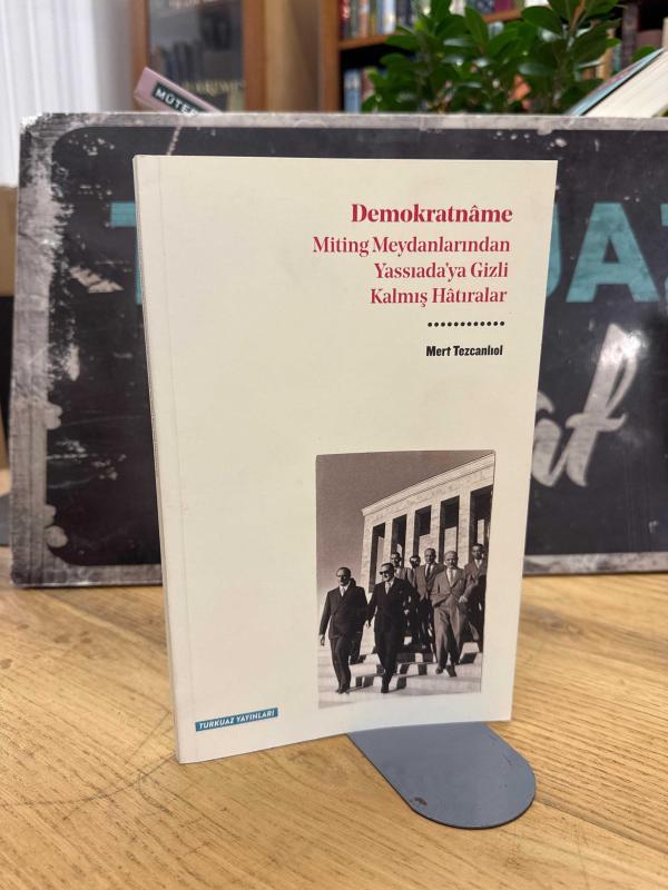 Demokratname - Mert Tezcanlıol kitap kapağı