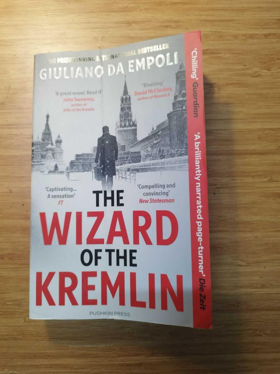 The Wizard of the Kremlin: the international sensation – a thrilling story of politics and power - Giuliano da Empoli kitap kapağı