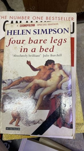 FOUR BARE LEGS in A BED and Other Stories - HELEN SIMPSON kitap kapağı