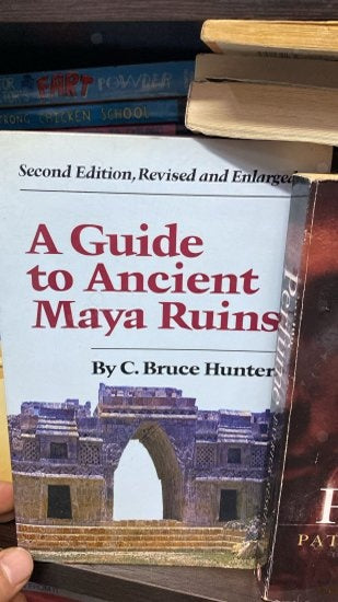 A Guıde To Ancıent Maya Ruıns - C. Bruce Hunter kitap kapağı