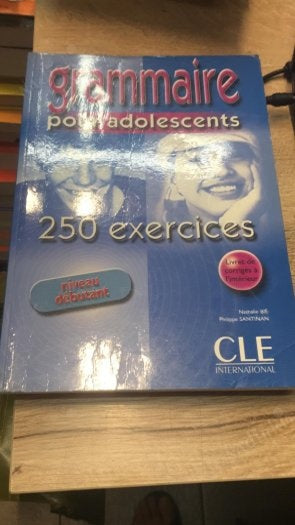 Grammaire Pour Adolescents 250 exercices Niveau DEBUTANT - Nathalie Bıé-Philippe Santınan kitap kapağı