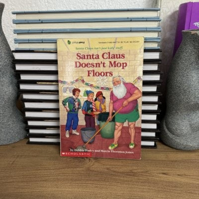 Santa Claus Doesn't Mop Floors - Debbie Dadey, Marcia T. Jones kitap kapağı