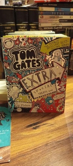 Tom Gates Extra Special Treats (... Not) - Liz Pichon kitap kapağı