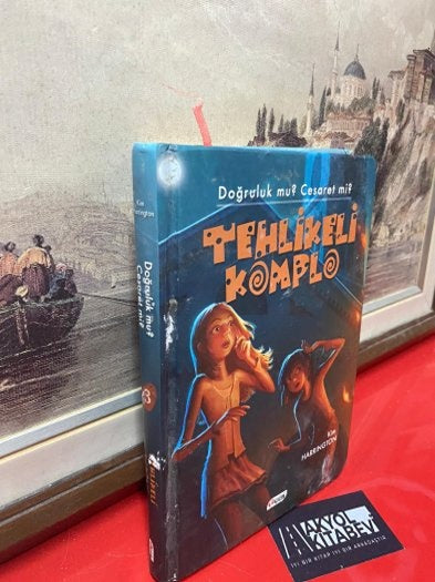 Tehlikeli Komplo - Kim Harrington kitap kapağı