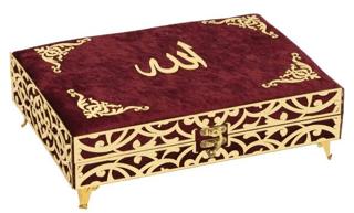 İkra Serisi Kadife Kaplamalı Ahşap Plaket Kut Çanta Boy Bilgisayar Hatlı Arapça Kadife Kuran-ı Kerim + Namaz Başörtüsü + Cam İnci Tesbih + Taşıma Çantası Hediye Seti Bordo (90260) | Furkan Neşriyat (Ciltsiz) - Resim 1