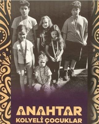 Anahtar Kolyeli Çocuklar | YAY - Yeni Anadolu Yayınları (Ciltsiz) - Resim 1