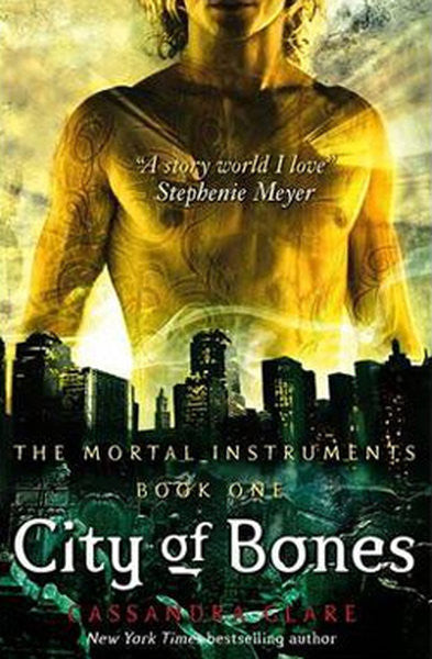 City of Bones Book 1 (Mortal Instruments) - Cassandra Clare kitap kapağı