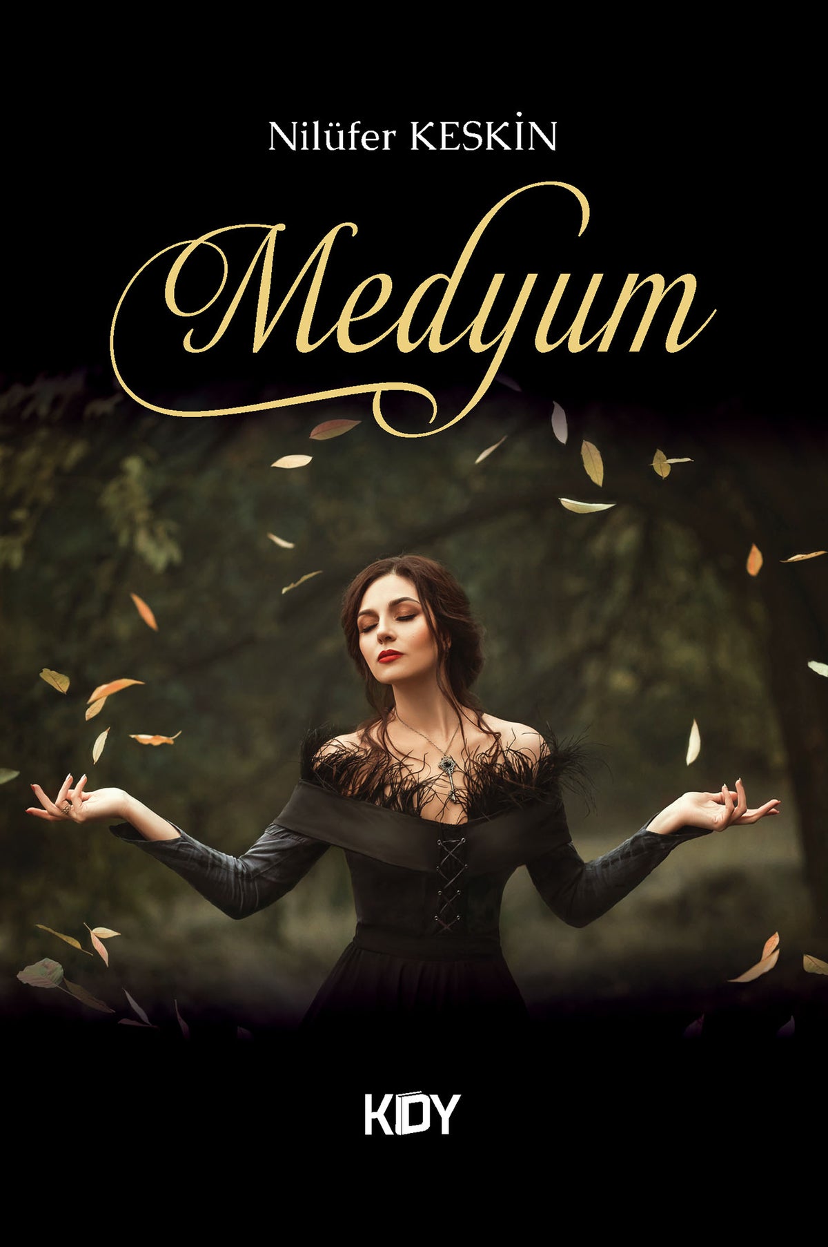 Medyum - Nilüfer Keskin kitap kapağı