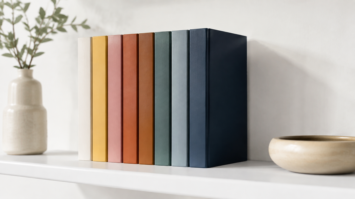 Minimalist beyaz bir rafta duran renkli kapaklı modern Türkçe romanlar