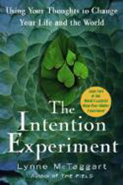 The Intention Experiment: Using Your Thoughts to Change Your Life and the World - Lynee McTaggart kitap kapağı