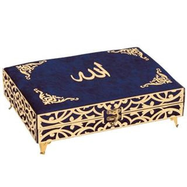 İkra Serisi Kadife Kaplamalı Ahşap Plaket Kut Çanta Boy Bilgisayar Hatlı Arapça Kadife Kuran-ı Kerim + Namaz Başörtüsü + Cam İnci Tesbih + Taşıma Çantası Hediye Seti Lacivert (90257) | Furkan Neşriyat (Ciltsiz)