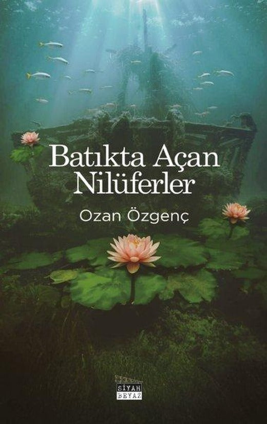 Batıkta Açan Nilüferler | Siyah Beyaz (İnce Kapak)