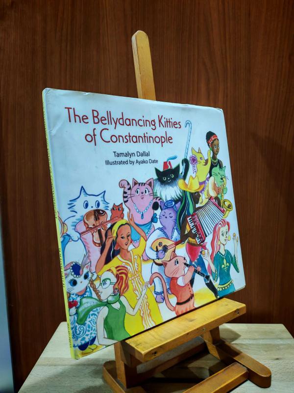 The Bellydancing Kitties of Constantinople [ CİLTLİ ŞÖMİZLİ ] - Tamalyn Dallal kitap kapağı