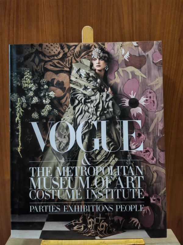 Vogue and The Metropolitan Museum of Art Costume Institute: Parties, Exhibitions, People [ CİLTLİ ŞÖMİZLİ ] - Hamish Bowles kitap kapağı