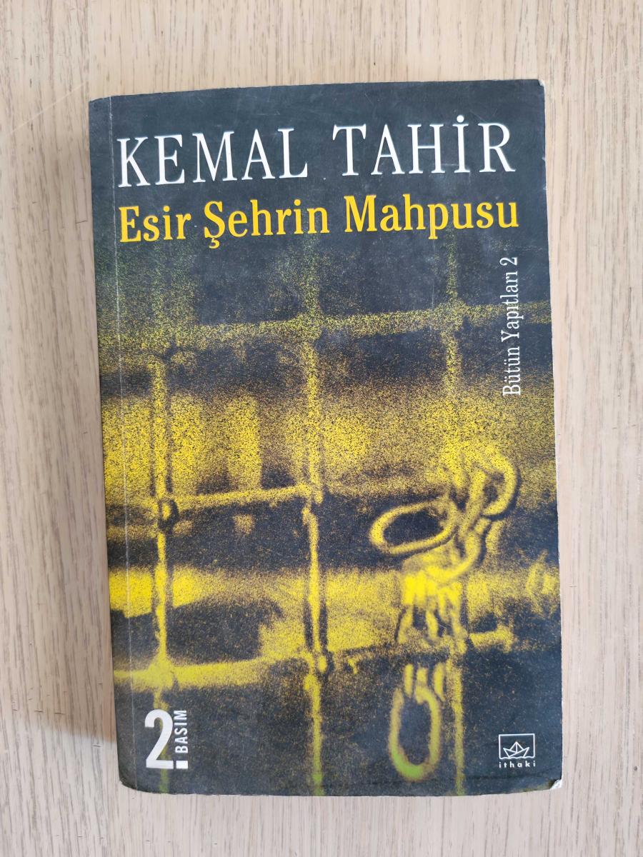 Esir Şehrin Mahpusu - Kemal Tahir kitap kapağı