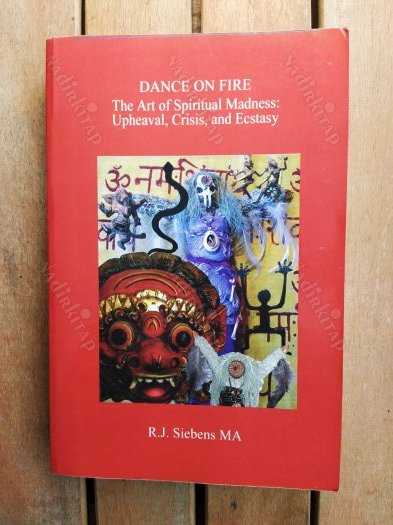 Dance on Fire: The Art of Spiritual Madness: Upheaval, Crisis, and Ecstasy (Ateşte Dans: Manevi Delilik Sanatı: Kargaşa, Kriz ve Vecd) - R. J. Siebens kitap kapağı