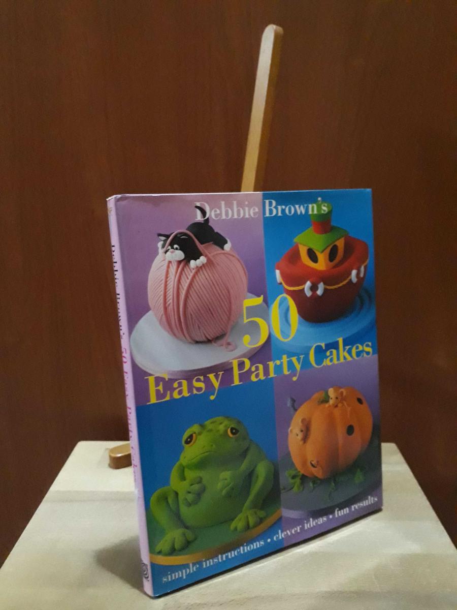 50 Easy Party Cakes *Simple instructions *Clever ideas *Fun results [ CİLTLİ ŞÖMİZLİ ] - Debbie Brown kitap kapağı