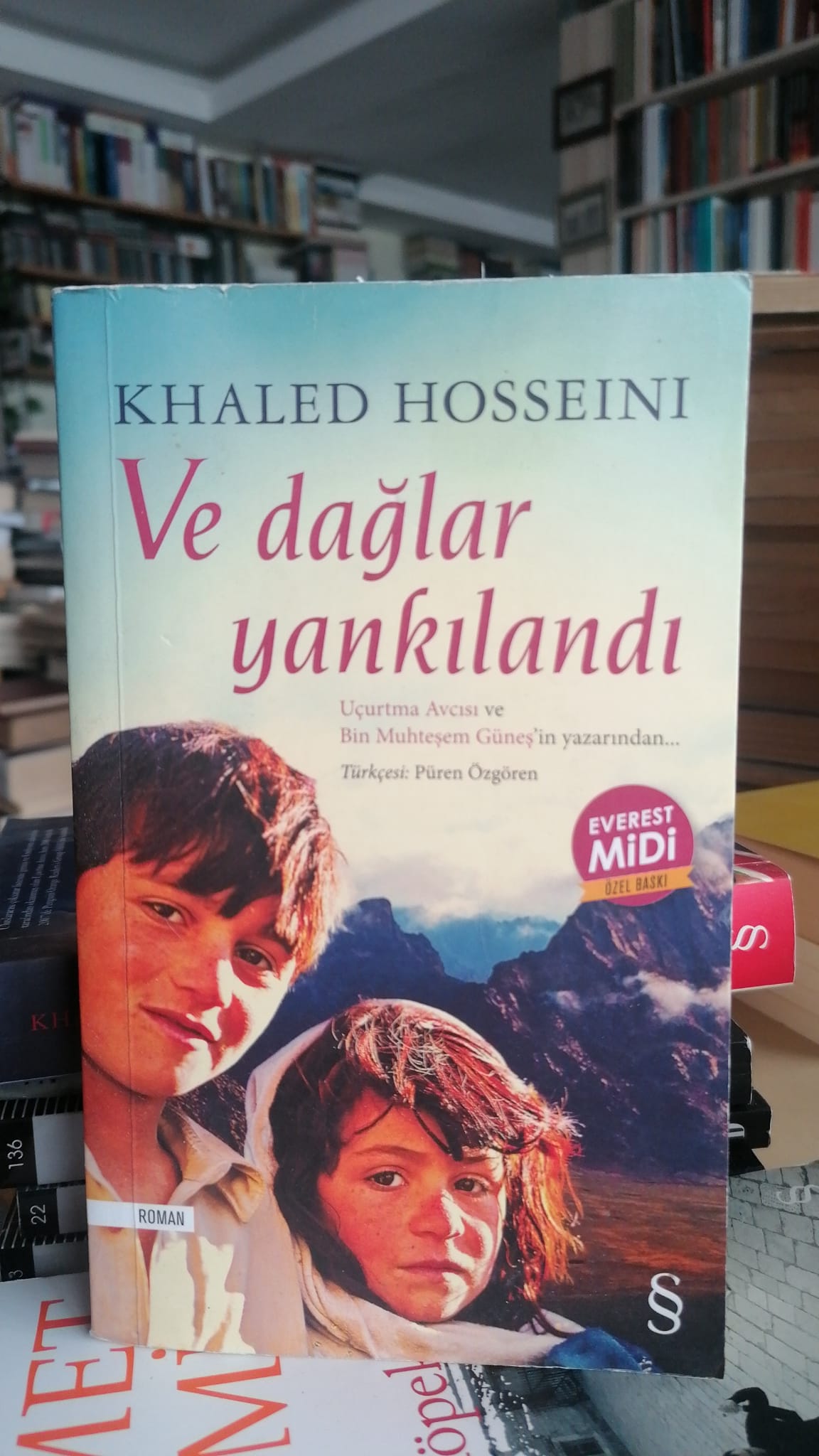 Ve Dağlar Yankılandı - Khaled Hosseini kitap kapağı