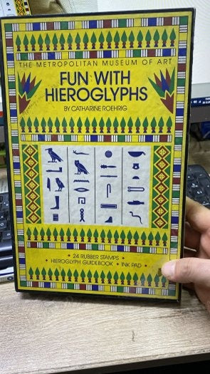 Fun with hieroglyphs ( Hiyerogliflerle eğlence ) - Catharine H Roehrig kitap kapağı