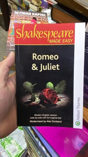 Romeo and Juliet made easy William Shakespeare - William Sheakespeare kitap kapağı