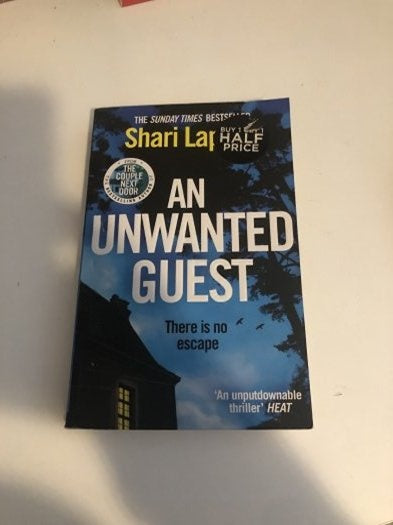 An Unwanted Guest - Shari Lapena kitap kapağı