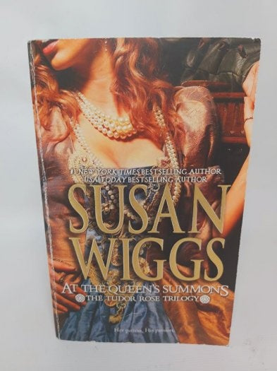 At the Queen's Summons (Cep Boy) - Susan Wiggs kitap kapağı