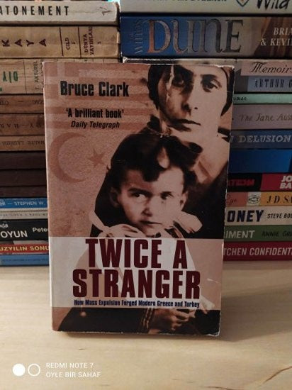Twice A Stranger - How Mass Expulsion Forged Modern Greece And Turkey (Kitlesel Sürgünler Modern Yunanistan ve Türkiye'yi Nasıl Şekillendirdi) - Bruce Clark kitap kapağı