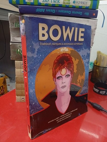 BOWIE (Stardust, Rayguns & Moonage Daydreams) - Michael Allred&Steve Horton&Laura Allred kitap kapağı