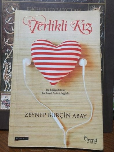 Terlikli Kız - Zeynep Burçin Abay kitap kapağı