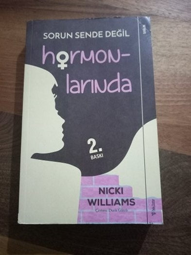 Sorun Sende Değil Hormonlarında - Nicki Williams kitap kapağı