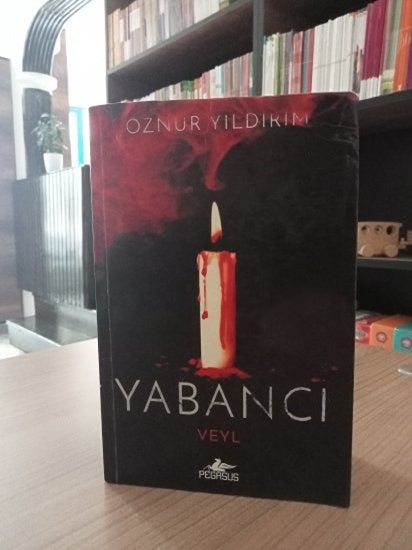 Yabancı-Veyl - Öznur Yıldırım kitap kapağı