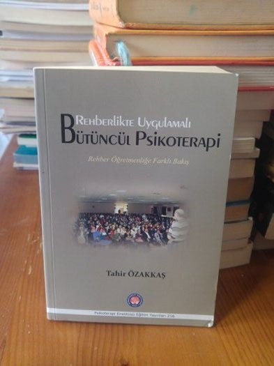 Rehberlikte Bütüncül Psikoterapi - Tahir Özakkaş kitap kapağı
