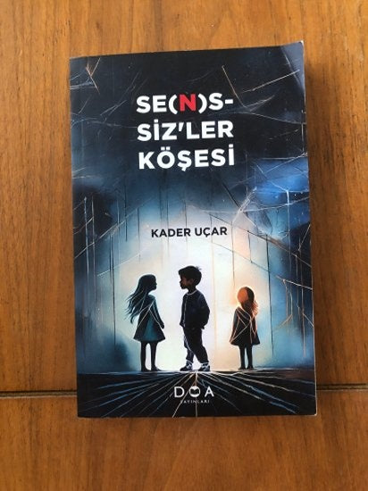 Se(n)s-siz'ler Köşesi (Alt Başlık: Sen'siz ve Sessiz Büyüyen Çocukların Hikâyesi) - Kader Uçar kitap kapağı