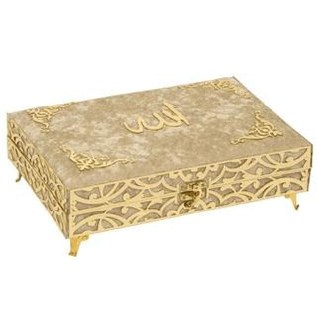 İkra Serisi Kadife Kaplamalı Ahşap Plaket Kut Çanta Boy Bilgisayar Hatlı Arapça Kadife Kuran-ı Kerim + Namaz Başörtüsü + Cam İnci Tesbih + Taşıma Çantası Hediye Seti Gold (90256) | Furkan Neşriyat (Ciltsiz)