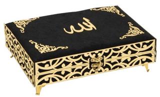 İkra Serisi Kadife Kaplamalı Ahşap Plaket Kut Çanta Boy Bilgisayar Hatlı Arapça Kadife Kuran-ı Kerim + Namaz Başörtüsü + Cam İnci Tesbih + Taşıma Çantası Hediye Seti Siyah (90258) | Furkan Neşriyat (Ciltsiz)  - Resim 1