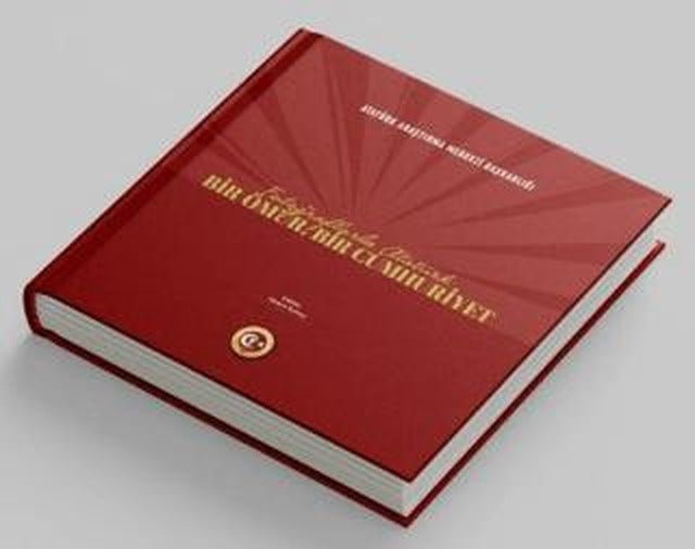Fotoğraflarla Atatürk: Bir Ömür, Bir Cumhuriyet | Atatürk Araştırma Merkezi (Ciltli)