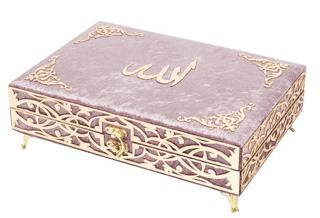 İkra Serisi Kadife Kaplamalı Ahşap Plaket Kut Çanta Boy Bilgisayar Hatlı Arapça Kadife Kuran-ı Kerim + Namaz Başörtüsü + Cam İnci Tesbih + Taşıma Çantası Hediye Seti Pembe (90499) | Furkan Neşriyat (Ciltsiz)  - Resim 1